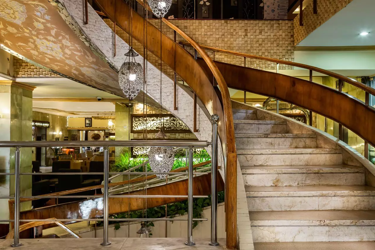 هتل عالی قاپو