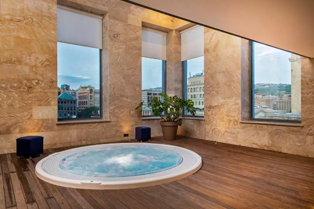 هتل هالی دی این