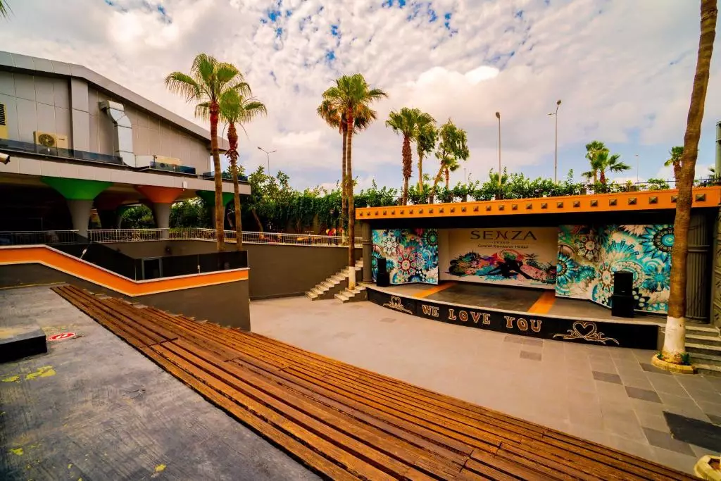 هتل سنزا گراند سانتا