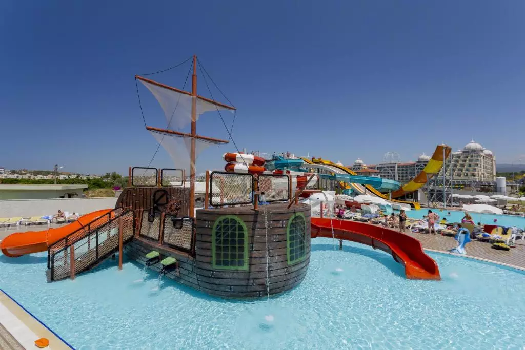 هتل سنزا د این ریزورت و اسپا