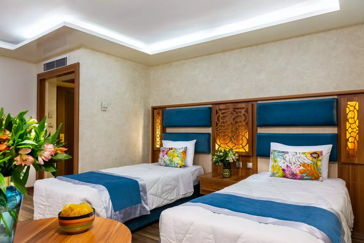 هتل عالی قاپو