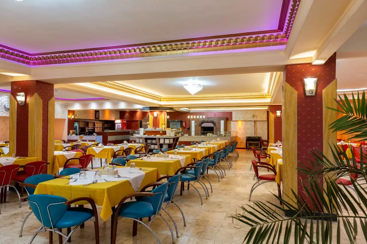 هتل عالی قاپو