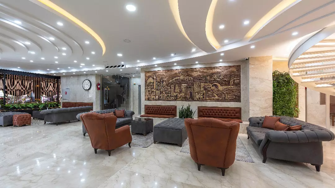 هتل دانشمند