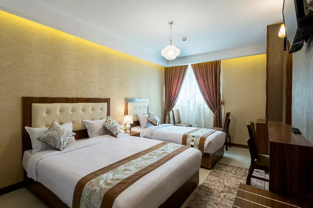 هتل دانشمند