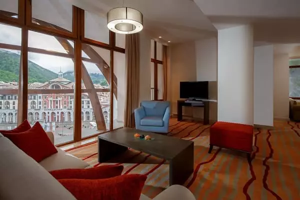 کورت یارد بای مرریوت سوچی کراسنایا پولینا