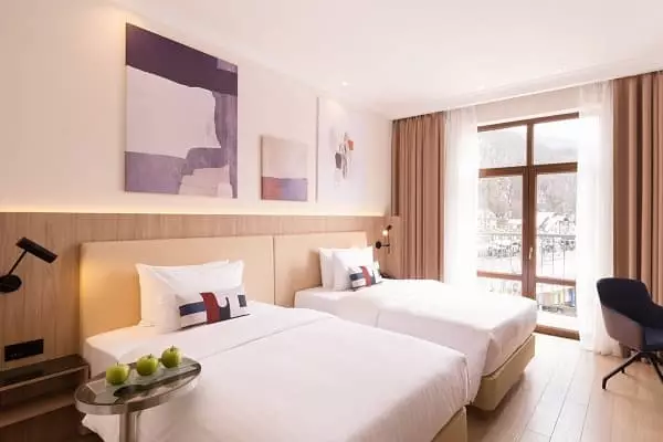 کورت یارد بای مرریوت سوچی کراسنایا پولینا