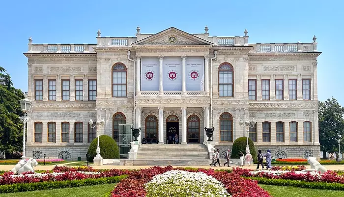 محوطه بیرونی کاخ دولما باغچه