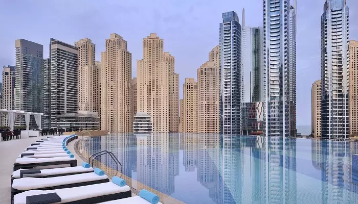 نمایی از استخر دبی مارینا