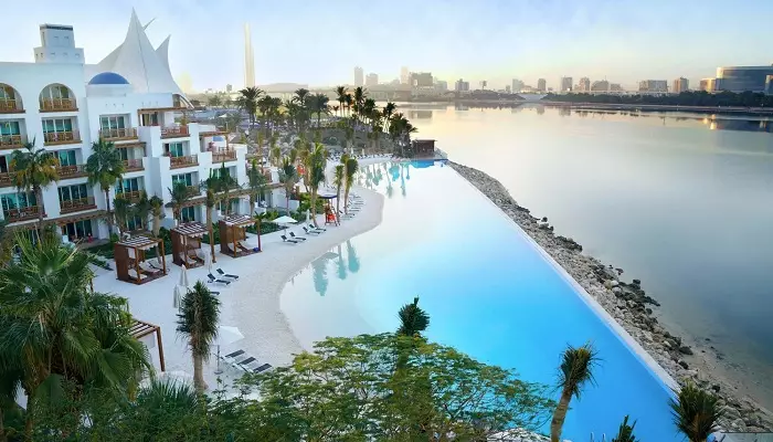 نمایی از استخر هتل پارک حیات دبی
