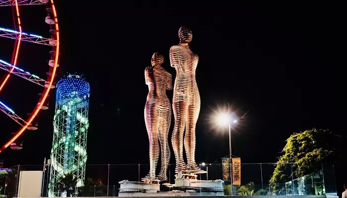 نمایی از مجسمه علی و نینو در شب