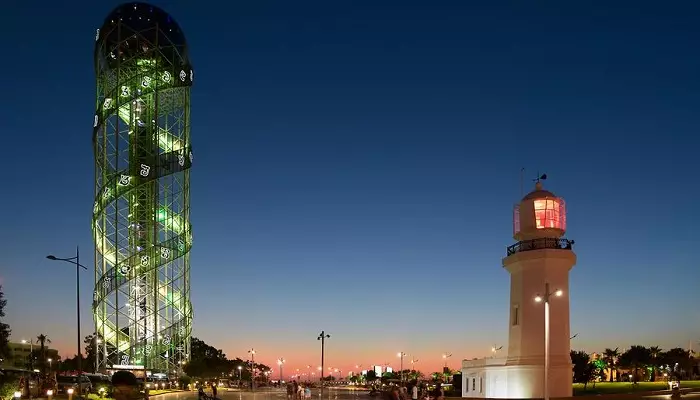 نمایی از بلوار باتومی در شب