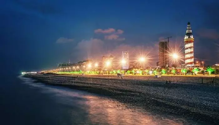 تصویری از ساحل باتومی در شب
