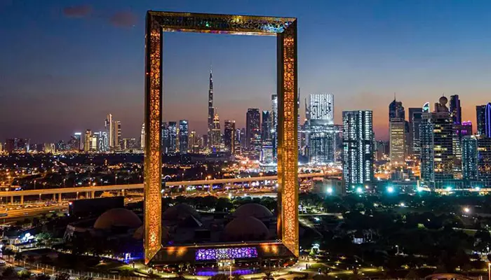 قاب شیشه ای دبی در شب