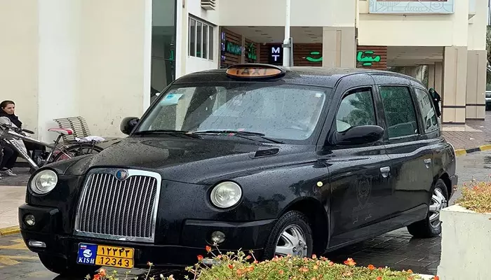 عکسی از یک تاکسی در کیش