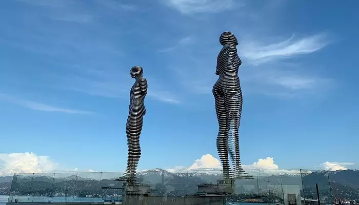 مجسمه علی و نینو