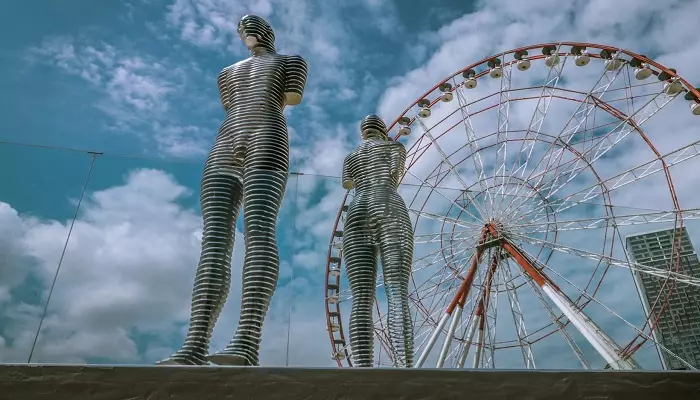 حرکت مجسمه علی و نینو