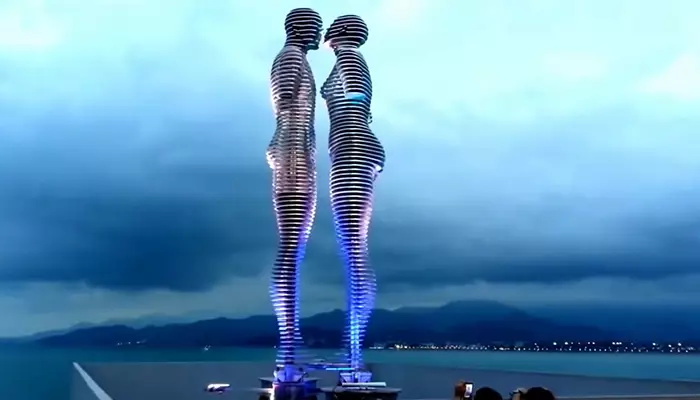 مجسمه علی و نینو در بلوار باتومی گرجستان