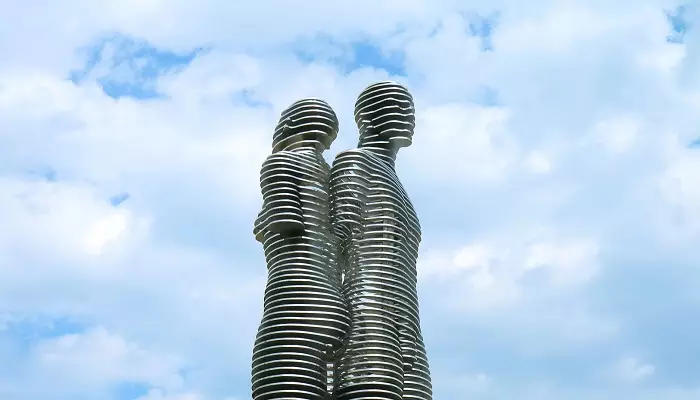 مجسمه علی و نینو