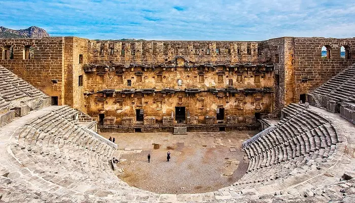 نمایی از آمفی تئاتر آسپندوس
