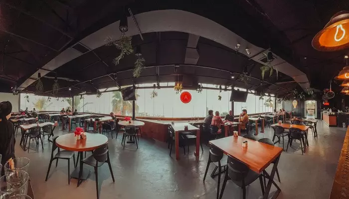 نمایی از کافه رستوران آلور بیسترو در جزیره کیش