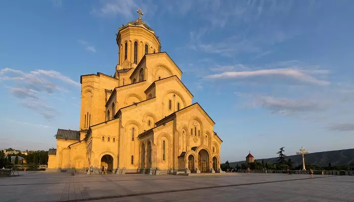 عکس کلیسای جامع تثلیث در شهر تفلیس