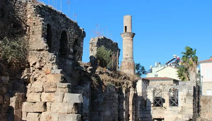 تصویری از مناره شکسته آنتالیا