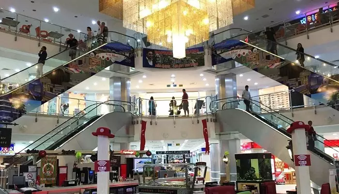 عکسی از یک مرکز خرید در کیش