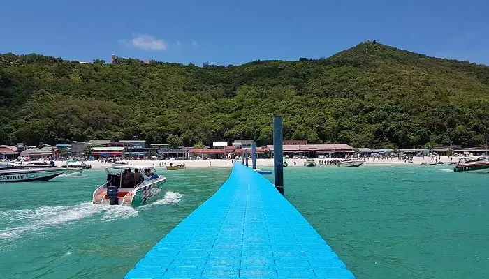 نمایی از ساحل تاوایین